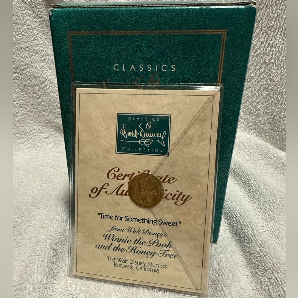 Disney Collectors Society: Winnie the Pooh—“Time for Something Sweet” figurine - Picture 5 of 13
